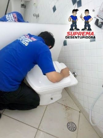 Desentupimento de vaso sanitário em banheiro residencial em Valinhos