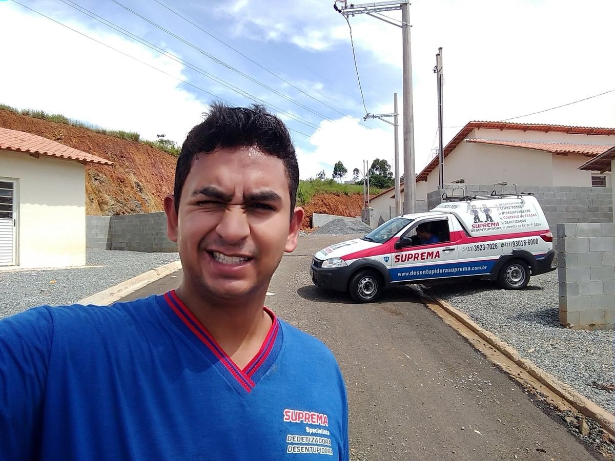 Equipe da Suprema Desentupidora com veículo adesivado em atendimento em Valinhos