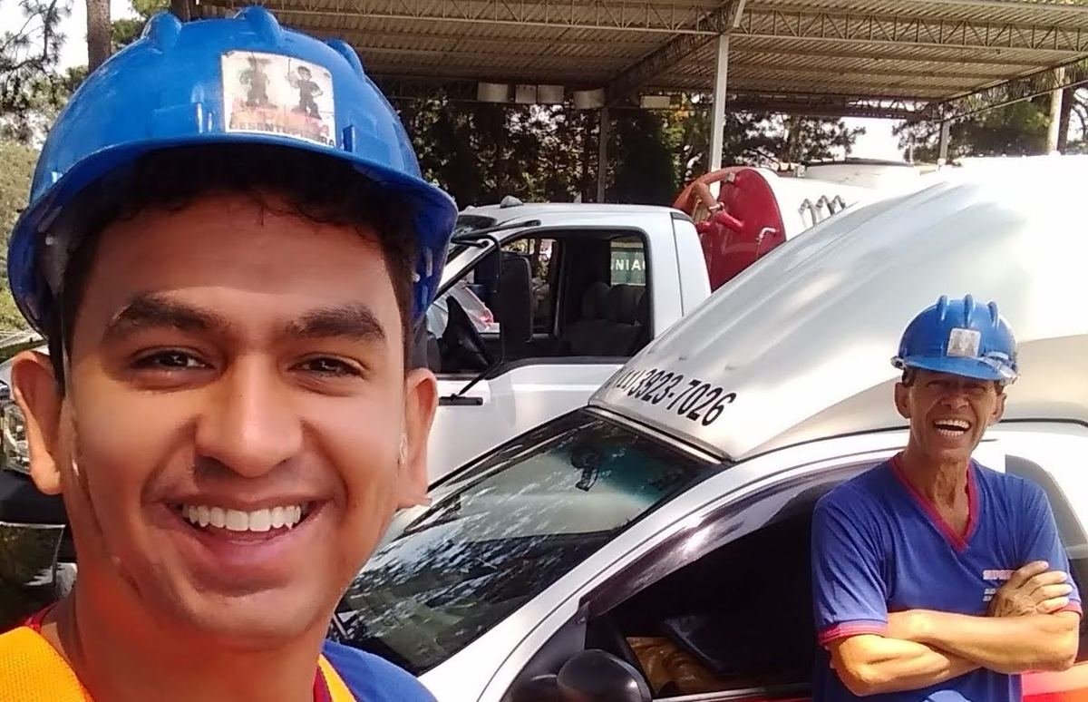 Técnicos da Suprema Desentupidora com caminhão limpa fossa em atendimento em Valinhos